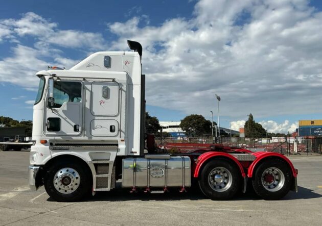 *Wrecking** 2014 Kenworth K200 Series - Image 5