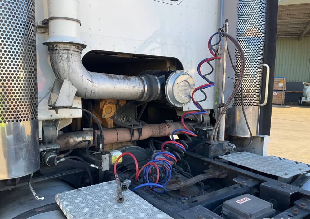 **Wrecking** 2000 Kenworth K104 - Image 21