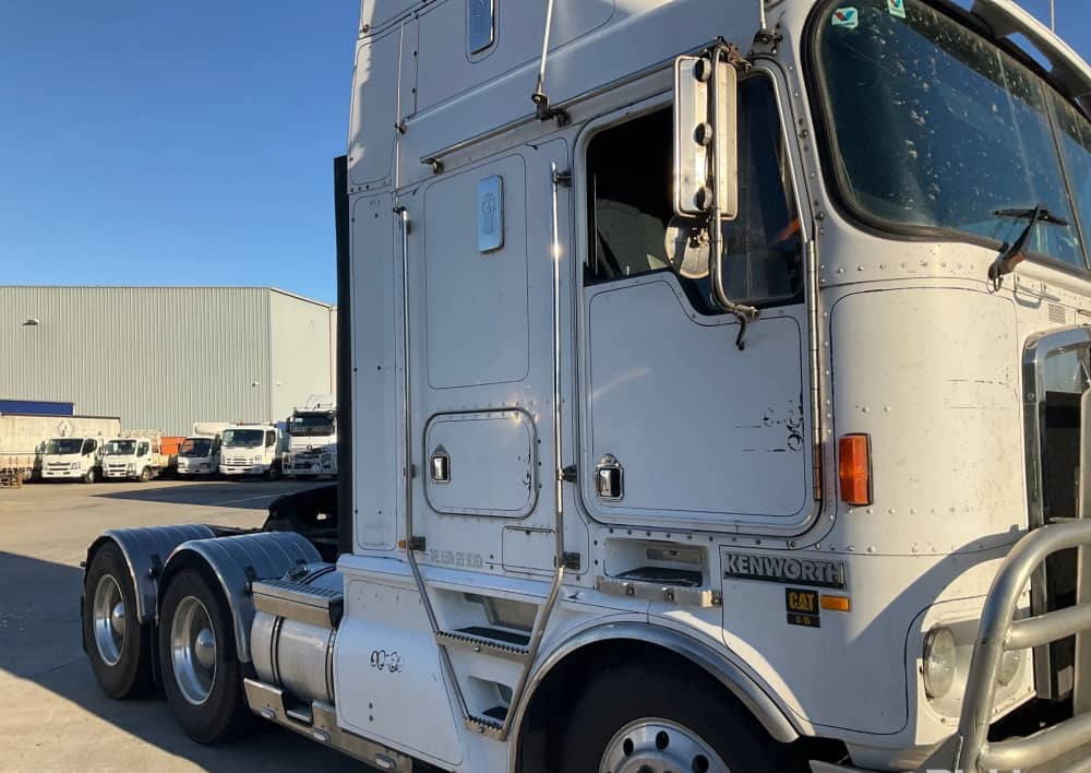 **Wrecking** 2000 Kenworth K104 - Image 18