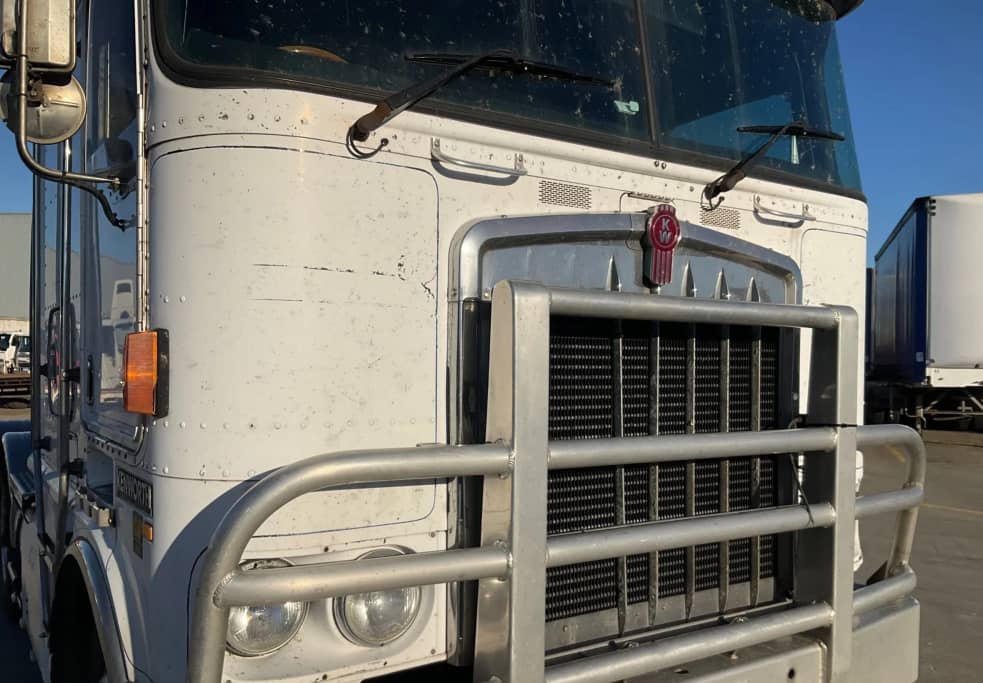 **Wrecking** 2000 Kenworth K104 - Image 17