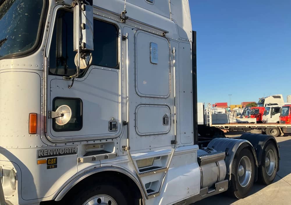 **Wrecking** 2000 Kenworth K104 - Image 19