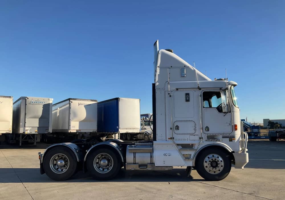 **Wrecking** 2000 Kenworth K104 - Image 9