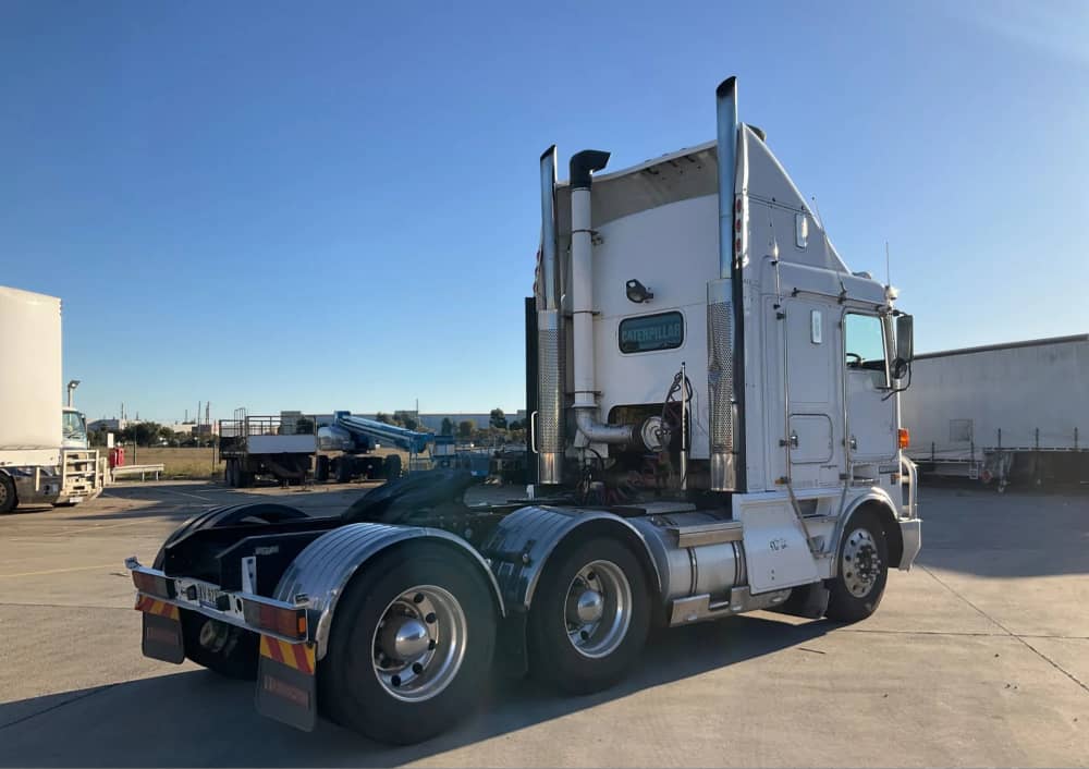 **Wrecking** 2000 Kenworth K104 - Image 8