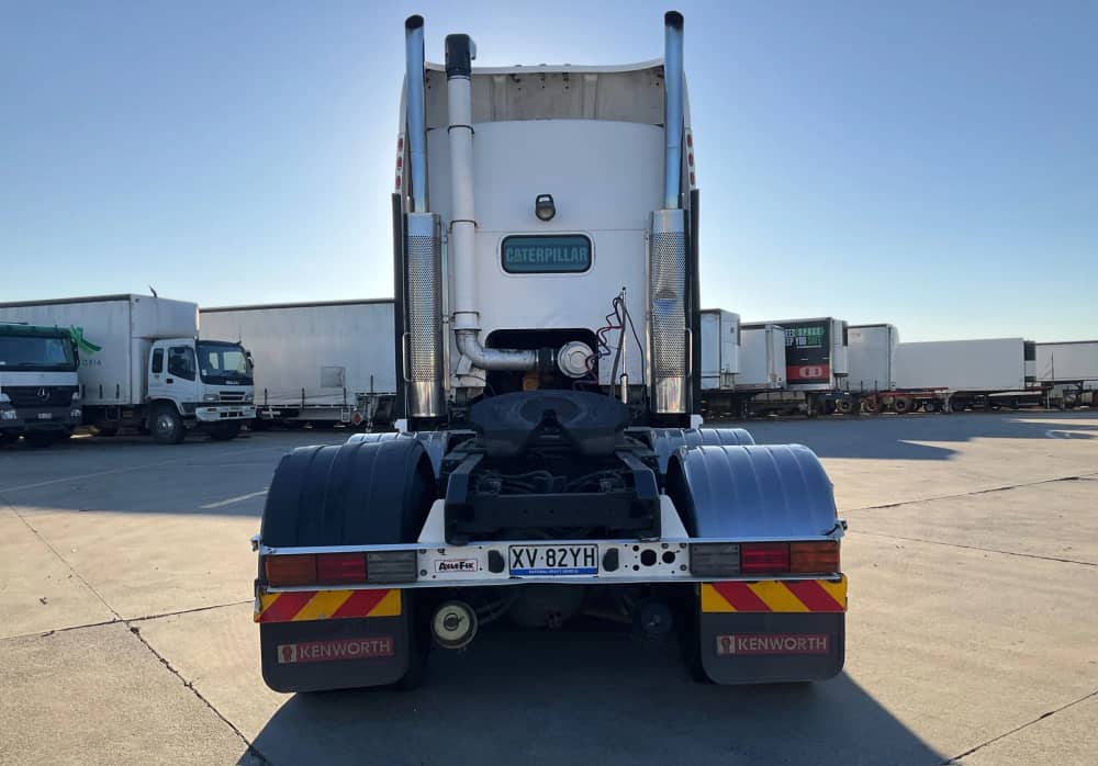 **Wrecking** 2000 Kenworth K104 - Image 7