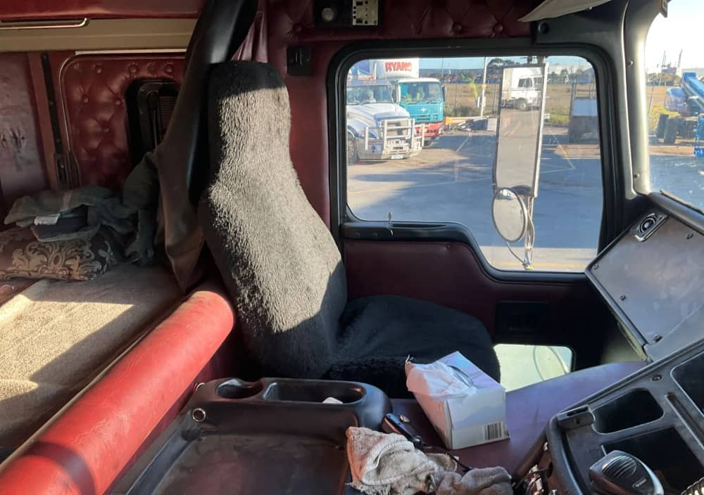 **Wrecking** 2000 Kenworth K104 - Image 10