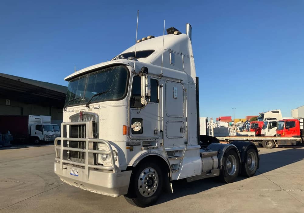 **Wrecking** 2000 Kenworth K104 - Image 5