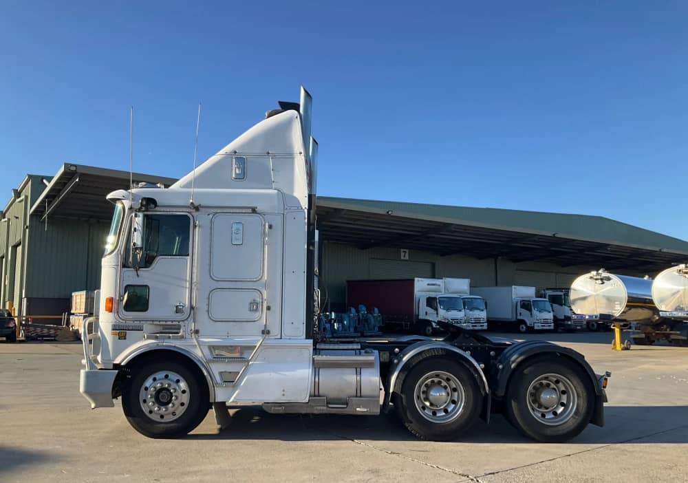 **Wrecking** 2000 Kenworth K104 - Image 4