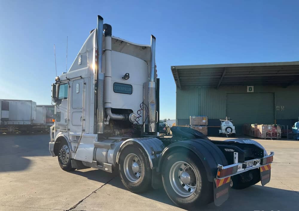 **Wrecking** 2000 Kenworth K104 - Image 3