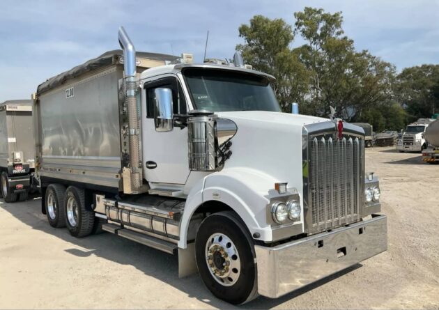 **Wrecking** 2017 Kenworth T610SAR - Image 2