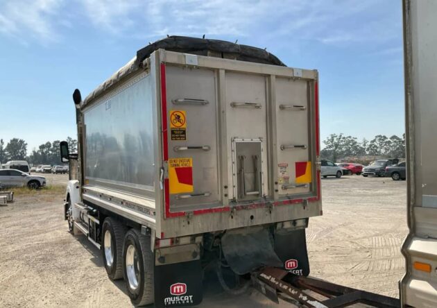 **Wrecking** 2017 Kenworth T610SAR - Image 5