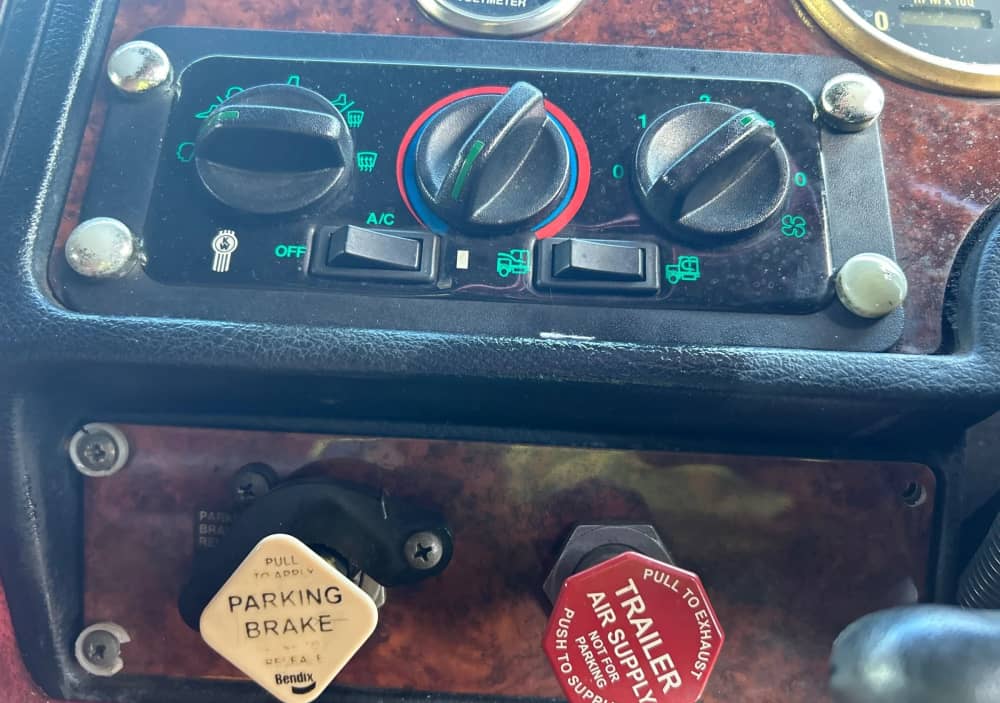 **Wrecking** 2008 Kenworth K108 - Image 29