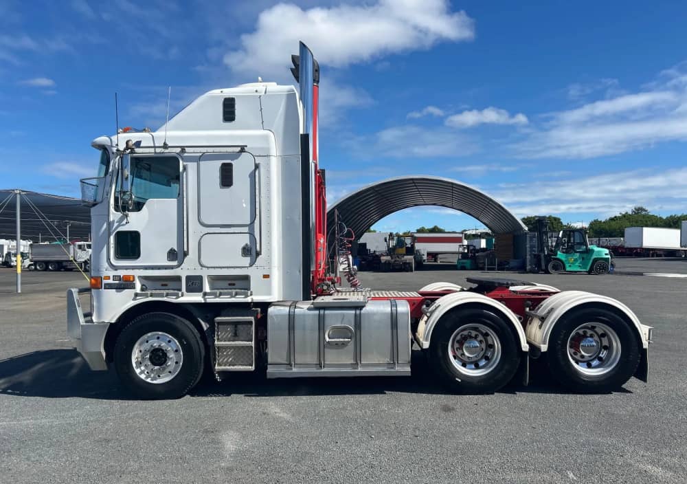**Wrecking** 2008 Kenworth K108 - Image 2