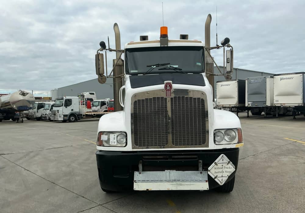 **Wrecking** 2006 Kenworth T404 - Image 2