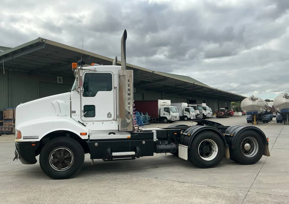 **Wrecking** 2006 Kenworth T404 - Image 28