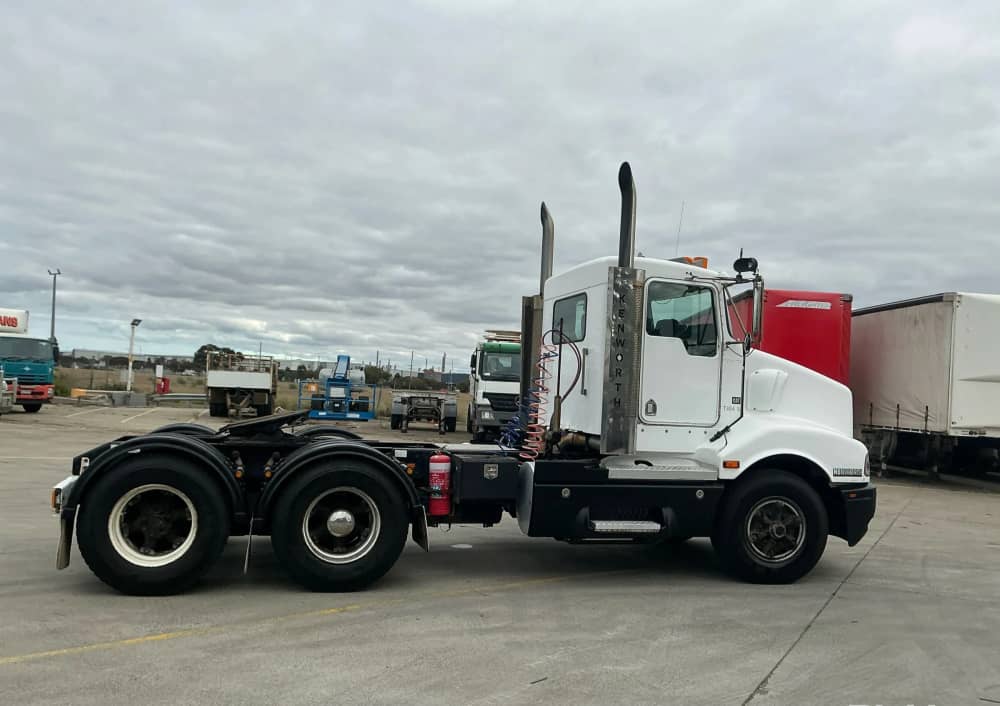 **Wrecking** 2006 Kenworth T404 - Image 27