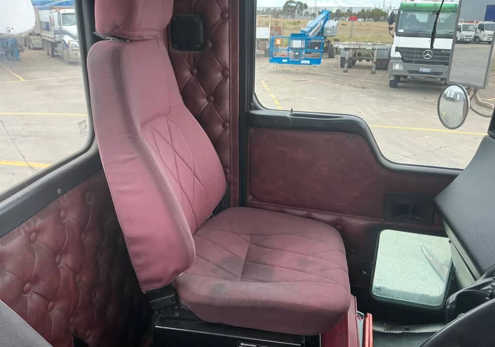 **Wrecking** 2006 Kenworth T404 - Image 26