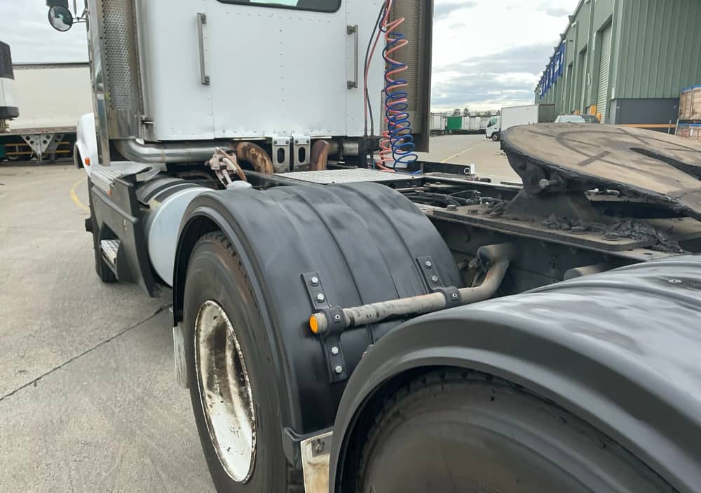 **Wrecking** 2006 Kenworth T404 - Image 17