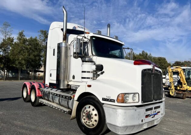 **Wrecking** 2010 Kenworth T402 - Image 2