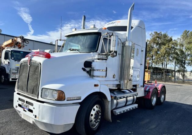 **Wrecking** 2010 Kenworth T402 - Image 36
