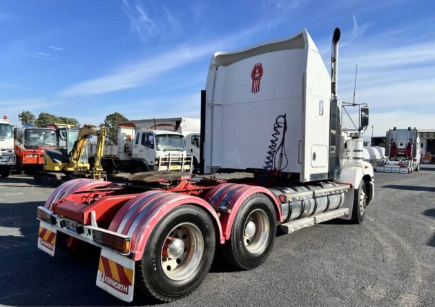 **Wrecking** 2010 Kenworth T402 - Image 35