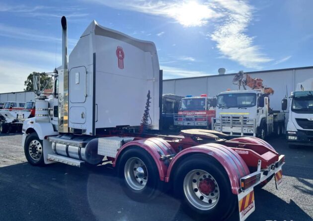 **Wrecking** 2010 Kenworth T402 - Image 33