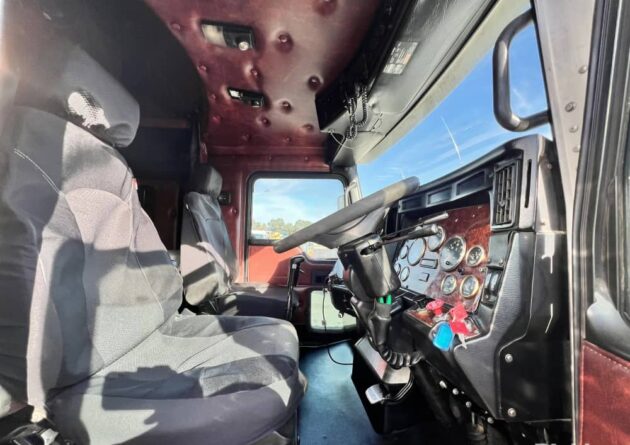 **Wrecking** 2010 Kenworth T402 - Image 28