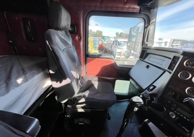 **Wrecking** 2010 Kenworth T402 - Image 19