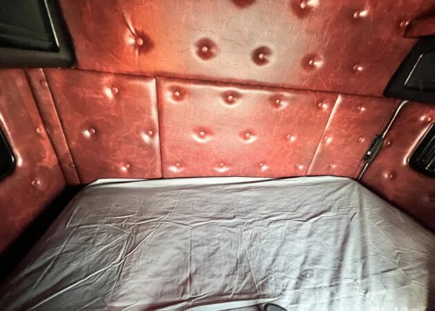 **Wrecking** 2010 Kenworth T402 - Image 18