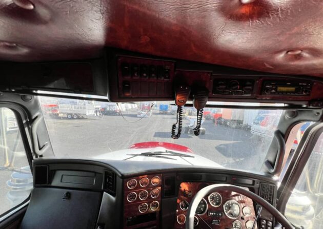 **Wrecking** 2010 Kenworth T402 - Image 15