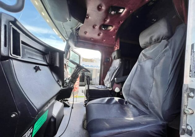 **Wrecking** 2010 Kenworth T402 - Image 13