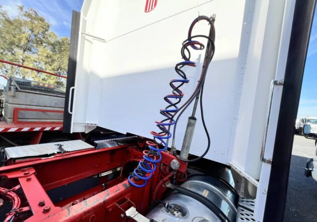 **Wrecking** 2010 Kenworth T402 - Image 14