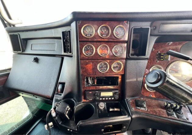 **Wrecking** 2010 Kenworth T402 - Image 10