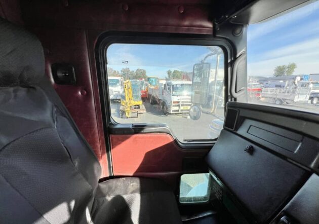 **Wrecking** 2010 Kenworth T402 - Image 4