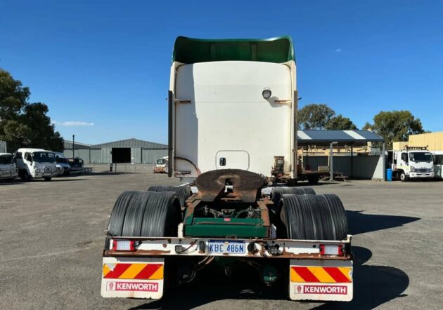 **Wrecking** 2016 Kenworth T409 - Image 9