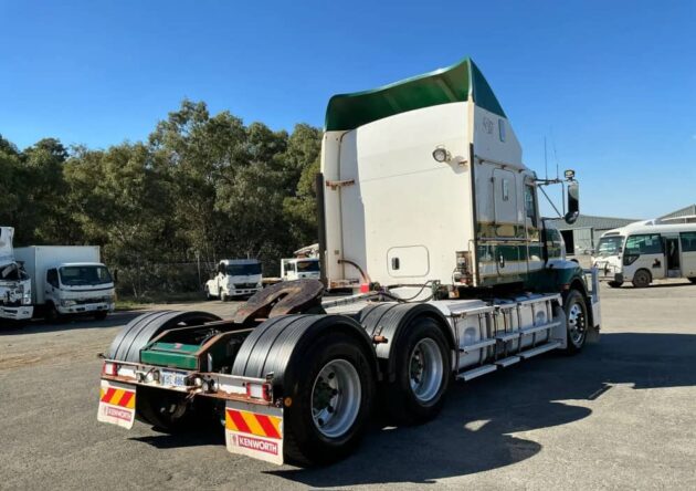 **Wrecking** 2016 Kenworth T409 - Image 8