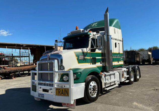 **Wrecking** 2016 Kenworth T409 - Image 5