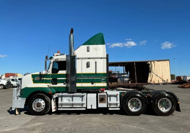 **Wrecking** 2016 Kenworth T409 - Image 4