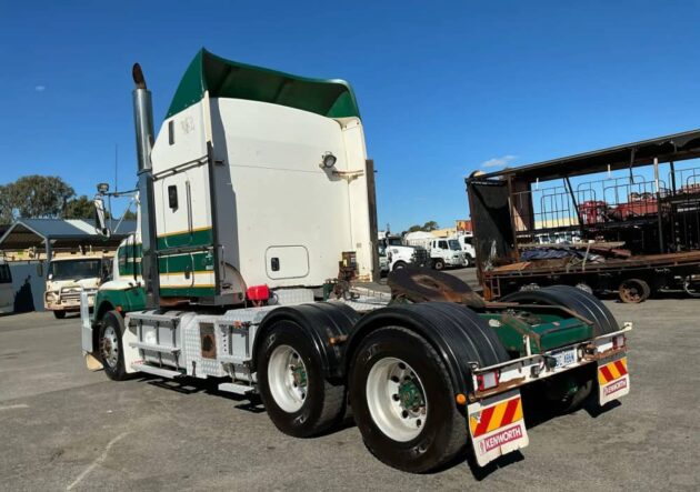**Wrecking** 2016 Kenworth T409 - Image 3