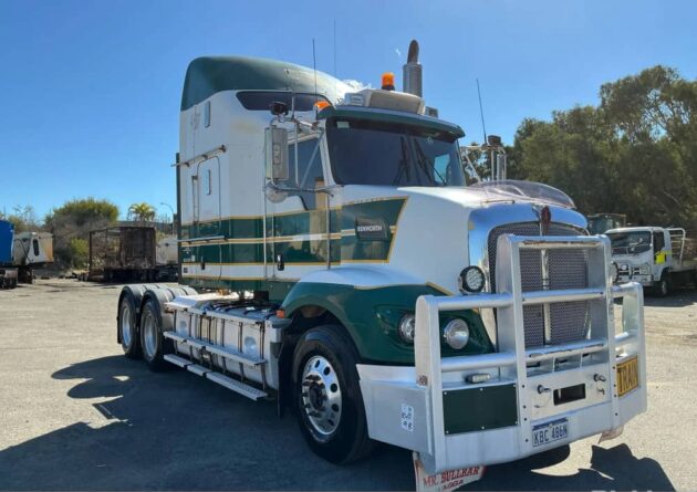 **Wrecking** 2016 Kenworth T409 - Image 2
