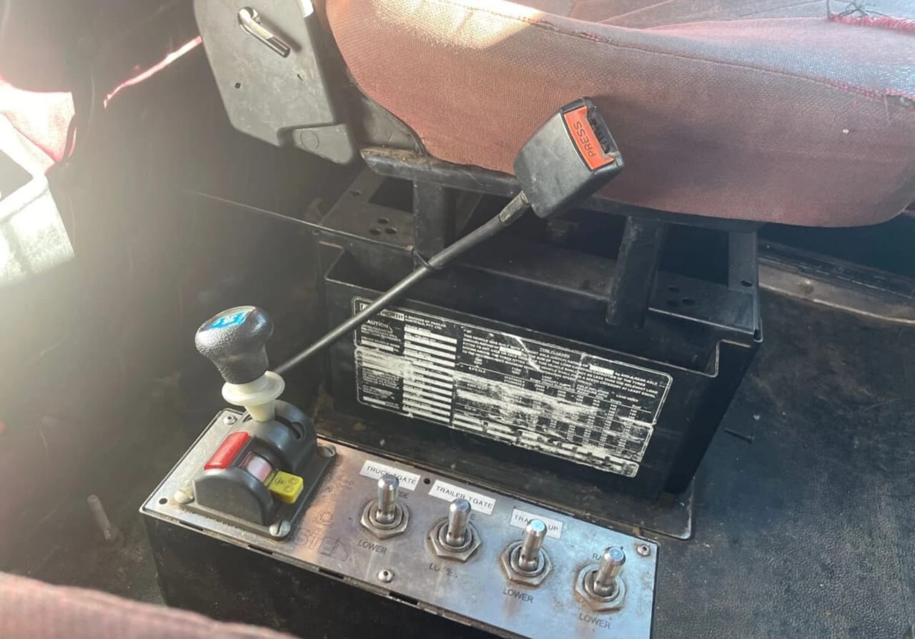 **Wrecking** 2002 Kenworth T401 - Image 23