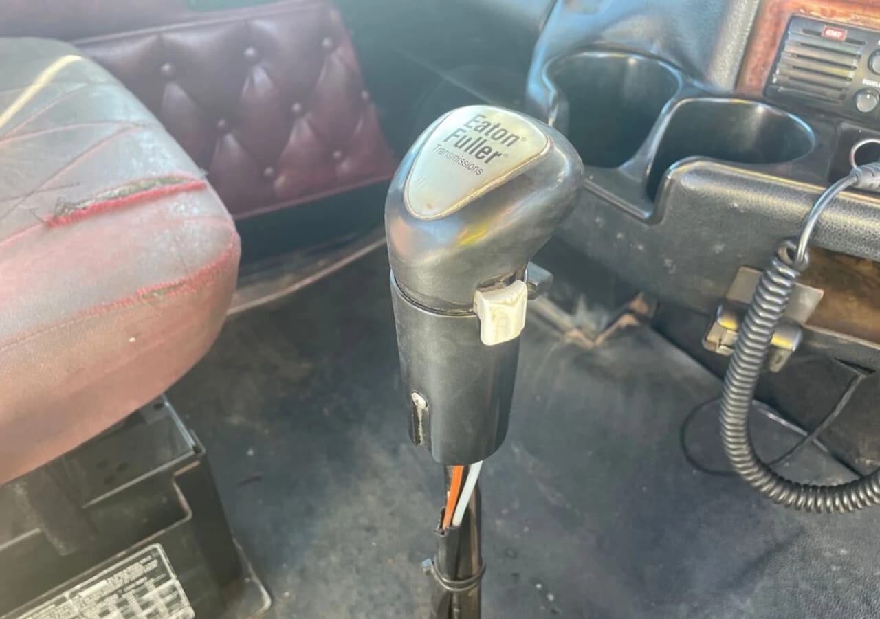 **Wrecking** 2002 Kenworth T401 - Image 19