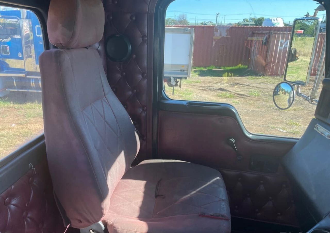 **Wrecking** 2002 Kenworth T401 - Image 17