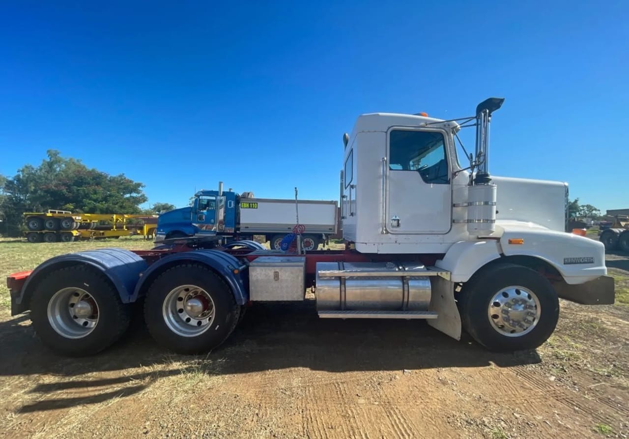 **Wrecking** 2002 Kenworth T401 - Image 12