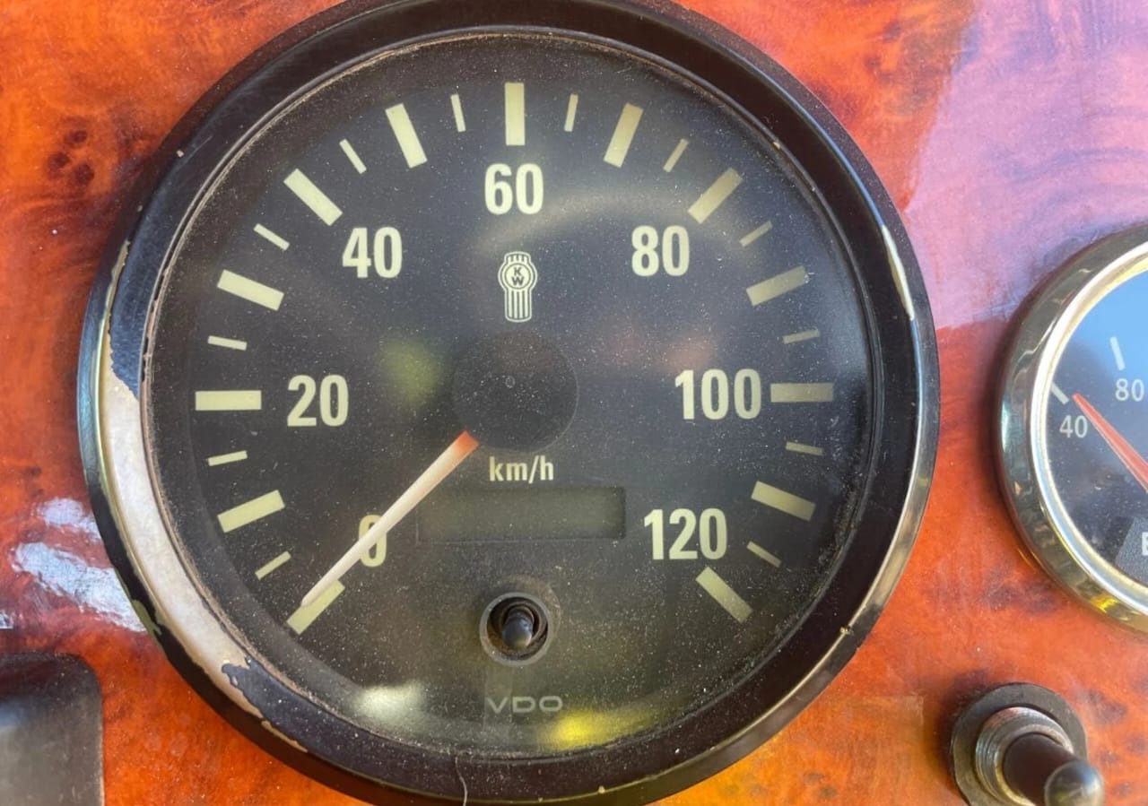 **Wrecking** 2002 Kenworth T401 - Image 14