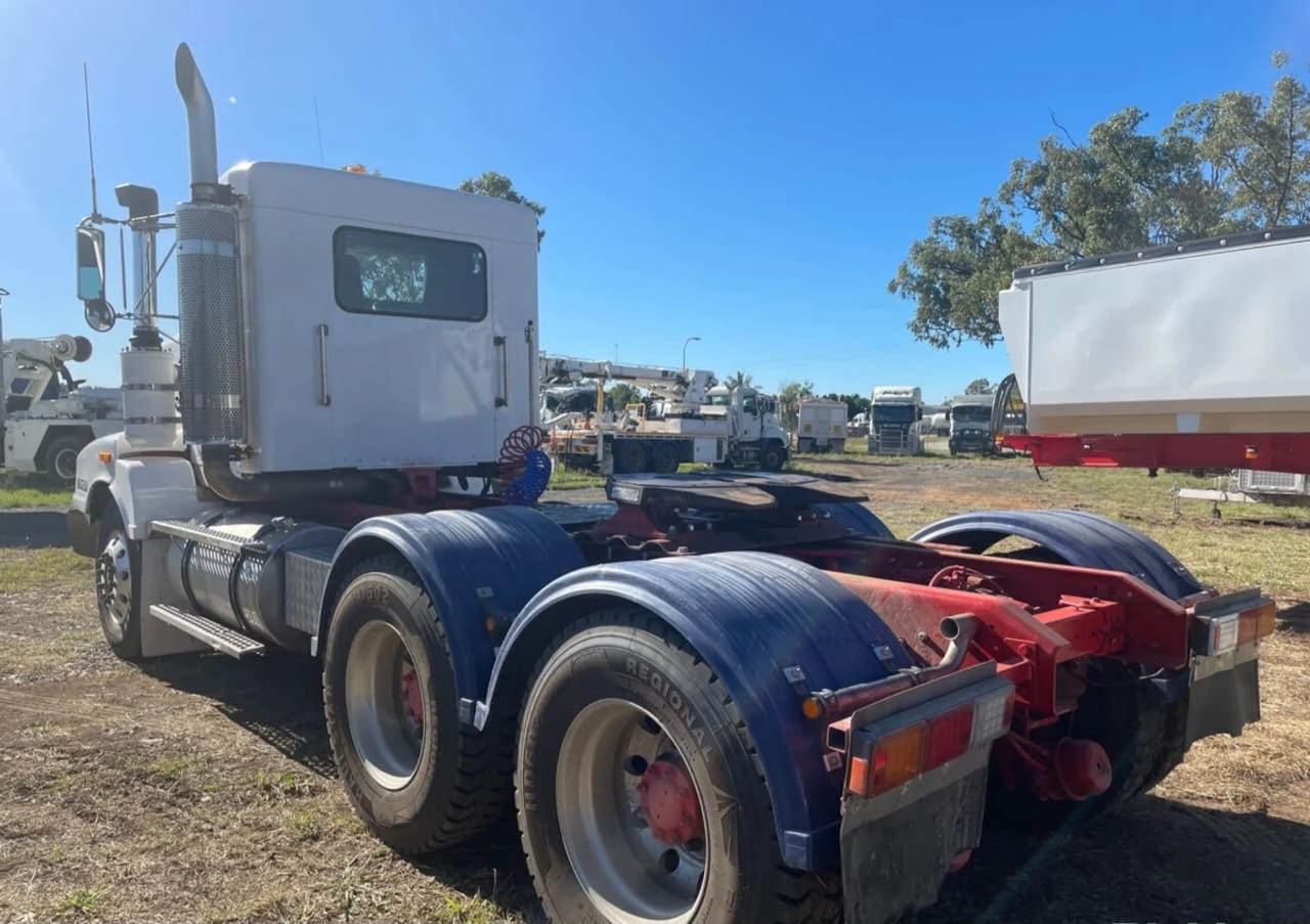 **Wrecking** 2002 Kenworth T401 - Image 10