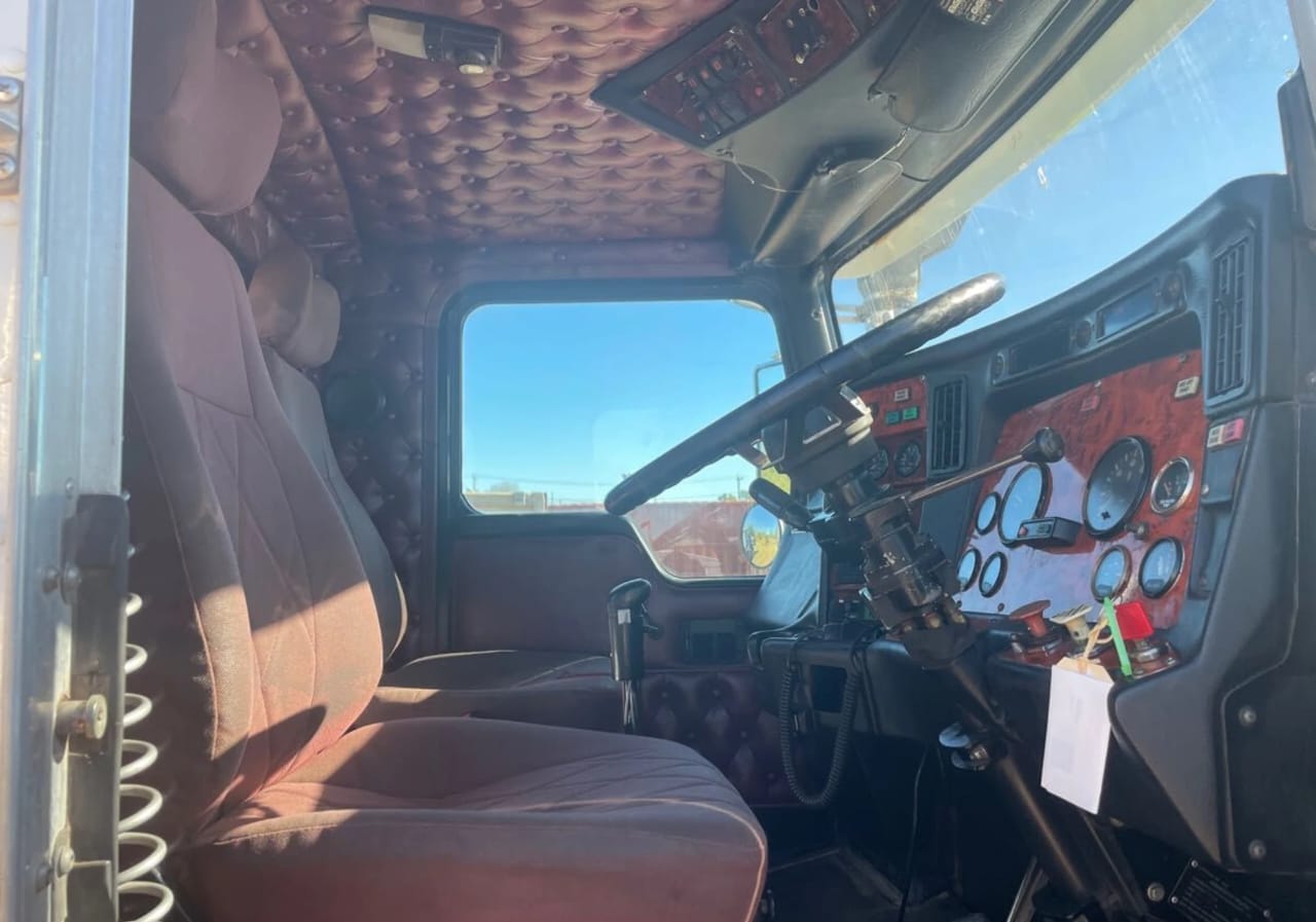 **Wrecking** 2002 Kenworth T401 - Image 11