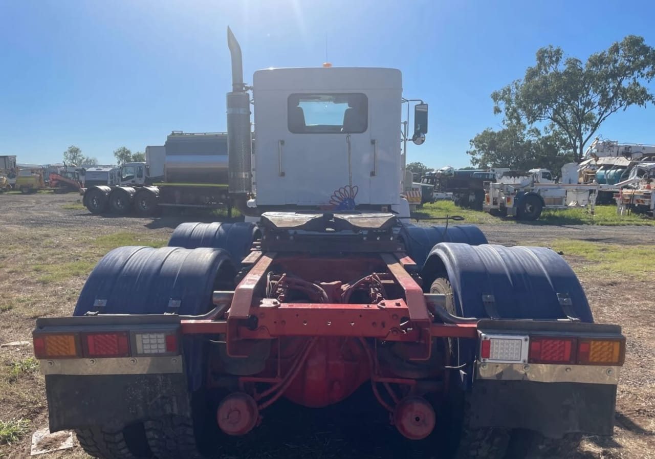 **Wrecking** 2002 Kenworth T401 - Image 8