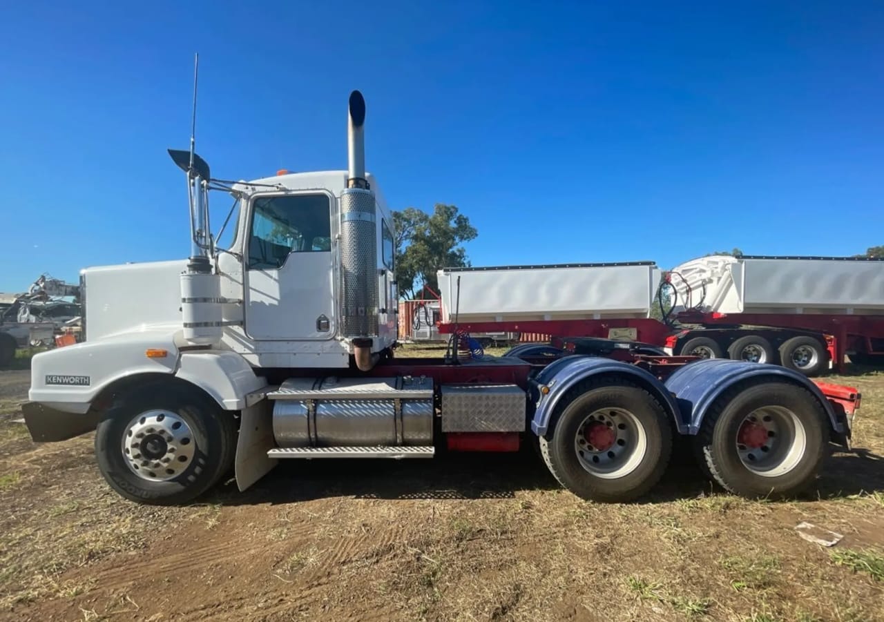 **Wrecking** 2002 Kenworth T401 - Image 9
