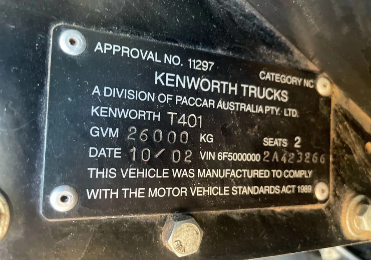 **Wrecking** 2002 Kenworth T401 - Image 6