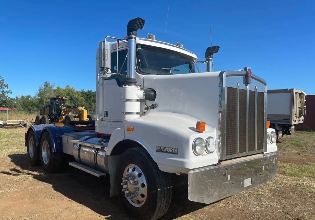 **Wrecking** 2002 Kenworth T401 - Image 4